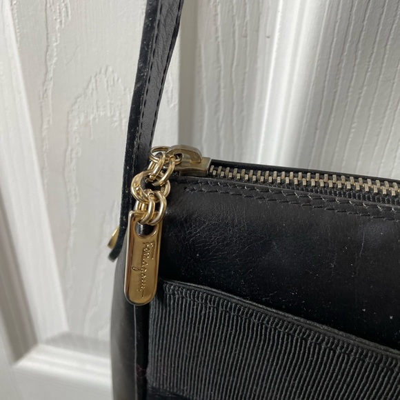 Salvatore Ferragamo Vera Crossbody bag in Black leather - Picture 3 of 10